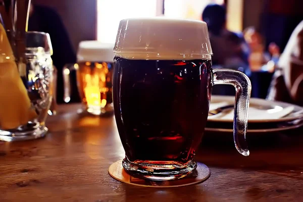 Tazza Birra Scura All Interno Del Pub Pinta Birra Con — Foto Stock