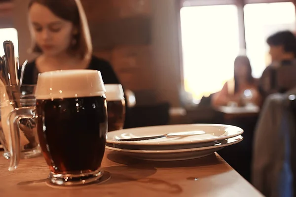 Bierpul Tafel Wazig Achtergrond Van Donkere Restaurant — Stockfoto