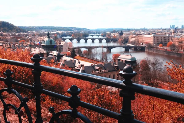 Herbstliches Stadtbild Von Prag Blick Auf Die Roten Dächer Und — Stockfoto