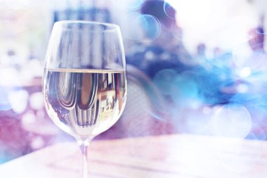 beyaz şarap bir bardak bir kafede sıçramasına