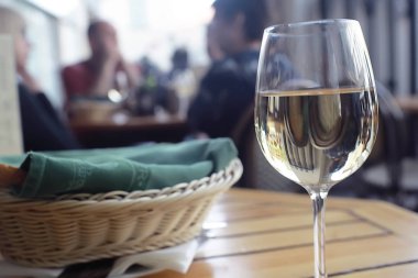 restoranda masada beyaz şarap 