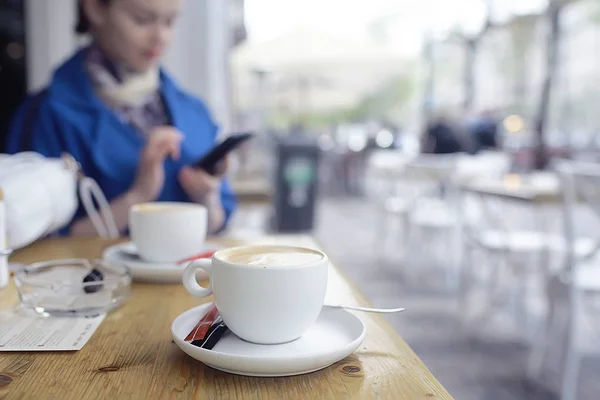Frau Trinkt Tasse Kaffee Zum Frühstück Einem Café Modernen Interieur — Stockfoto