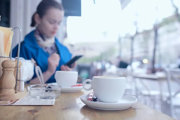 Bir Avrupalı Kadın Bardak Kahve Için Modern Bir Kafede Kahvaltı — Stok fotoğraf