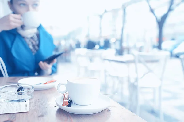 Kobieta Picia Filiżankę Kawy Śniadanie Kawiarni Nowoczesnym Wnętrzu Europejskiej Śniadanie — Zdjęcie stockowe