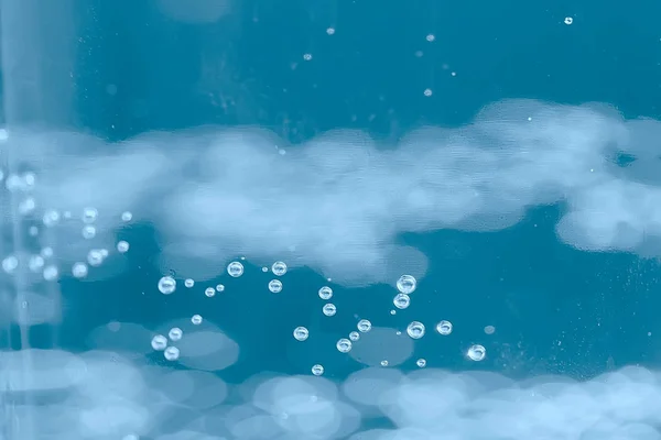 水中の泡の背景を青 新鮮な夏のパターンを抽象化 — ストック写真