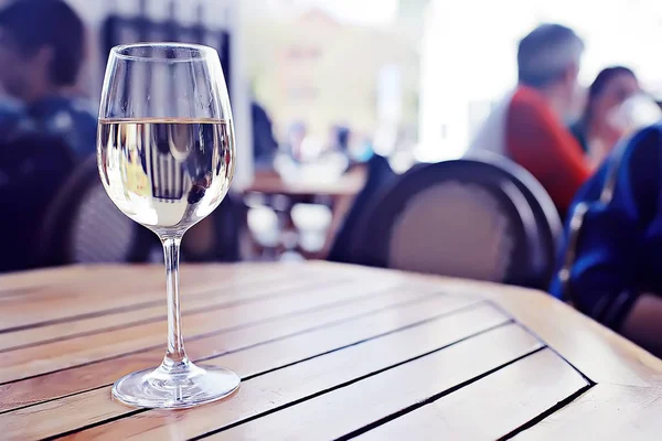 Bardak Beyaz Şarap Restoran Ahşap Tablo — Stok fotoğraf