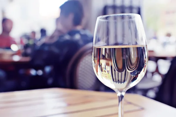 Bardak Beyaz Şarap Restoran Ahşap Tablo — Stok fotoğraf