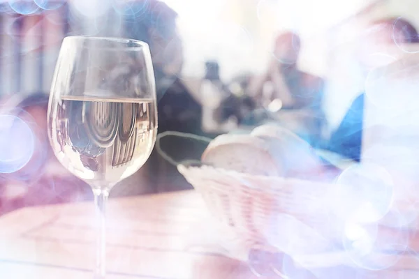 Vitt Vin Plaskade Ett Glas Ett Café — Stockfoto