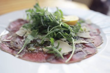 arka plan restaurant / Restoran nesneler bir arka plan bulanık, güzel bokeh, antika arka plan üzerinde renkli Cafe