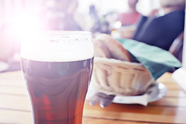 Taza Cerveza Oscura Interior Del Pub Pinta Cerveza Con Espuma — Foto de Stock