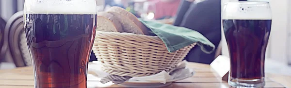 Bierkrug Auf Tisch Verschwommener Hintergrund Eines Dunklen Restaurants — Stockfoto