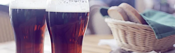 Bierpul Tafel Wazig Achtergrond Van Donkere Restaurant — Stockfoto