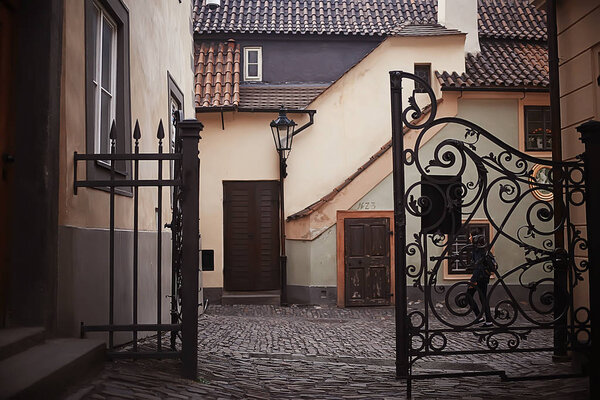 старинная архитектура улицы в Праге, Чехия
