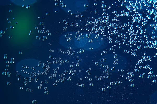 水中の泡の背景を青 新鮮な夏のパターンを抽象化 — ストック写真