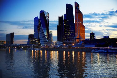 modern şehir mimarisi ile gece ışık