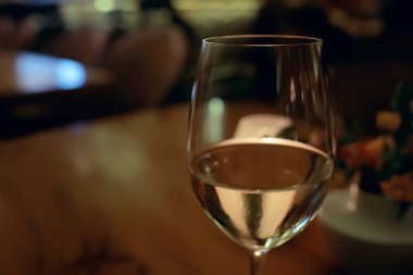 restoranda masada beyaz şarap 