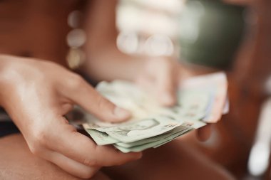 Erkek holding Tay para banknot, Tayland Turizm eller
