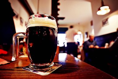 kafeler, bira ile Çek Cumhuriyeti'nde restoranda sunulan masada köpük bardak iç koyu bira kupa