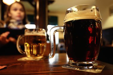 kafeler, bira ile Çek Cumhuriyeti'nde restoranda sunulan masada köpük bardak iç koyu bira kupa