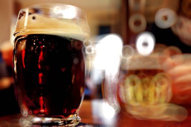 bira bardağı masada, bulanık arka plan koyu Restoran 