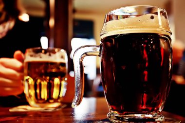 kafeler, bira ile Çek Cumhuriyeti'nde restoranda sunulan masada köpük bardak iç koyu bira kupa