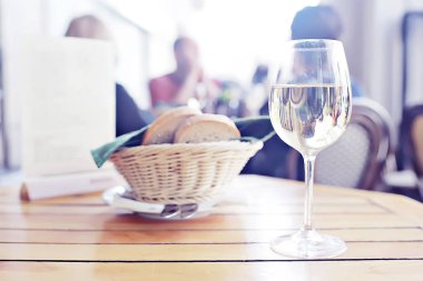 restoranda masada beyaz şarap 