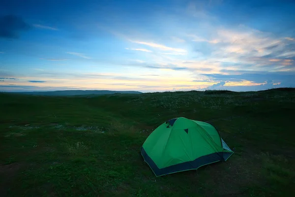 Gröna Tält Solnedgången Tundra Landskap — Stockfoto