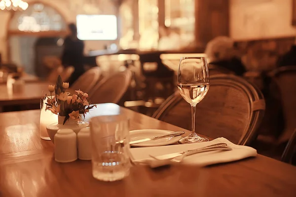 レストランのテーブルに白ワインのガラス — ストック写真