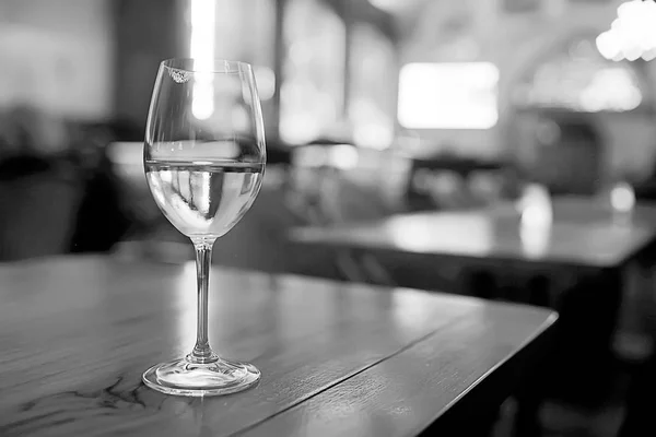 Μαύρο Και Άσπρο Ποτήρι Κρασί Έννοια Αλκοόλ Γυάλινα Ποτήρια Κρασί — Φωτογραφία Αρχείου