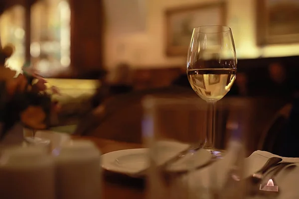 Ποτήρι Λευκό Κρασί Στο Τραπέζι Στο Εστιατόριο — Φωτογραφία Αρχείου