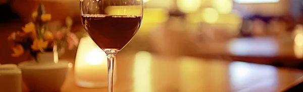 概念アルコール ワインのガラスをトップ 対象範囲のワイン ワインの美しいガラスの横長背景 — ストック写真