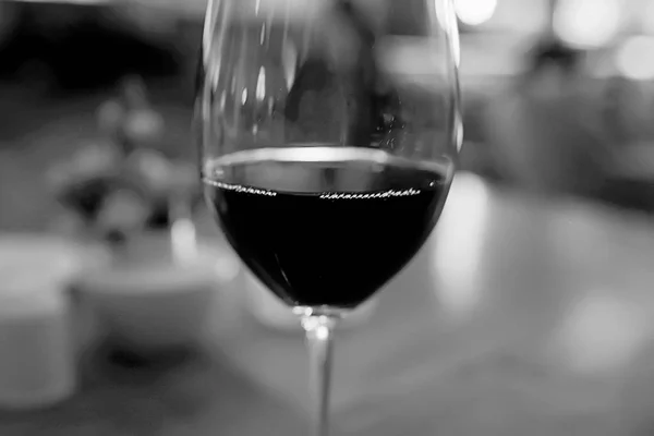 Fekete Fehér Pohár Koncepció Alkohol Üveg Szemüveg Borral Gyönyörű Belső — Stock Fotó