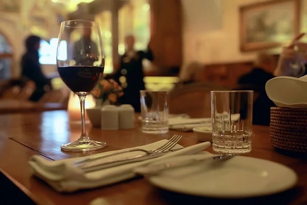 Rode Wijn Glas Dienend Romantisch Diner Het Interieur Van Het — Stockfoto
