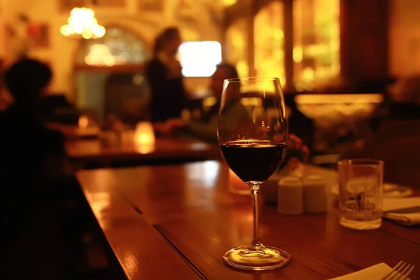 赤ワインのガラス提供 ロマンチックなディナー レストラン ブドウのワインのグラスを添えてテーブルのインテリア — ストック写真