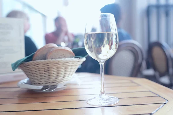 Restoranda Masada Beyaz Şarap — Stok fotoğraf