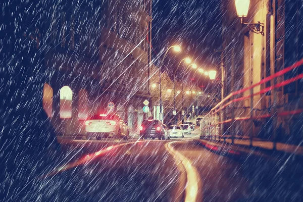 冬季公路交通模糊观与季节性汽车概念 — 图库照片