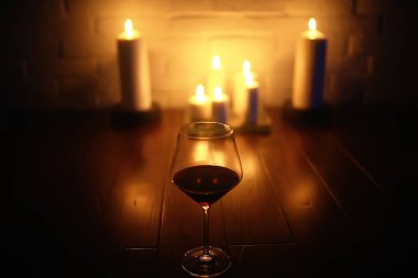 kırmızı şarap Restoran, bir bardak üzüm şarap servis bir tablo iç hizmet eden / romantik akşam yemeği cam