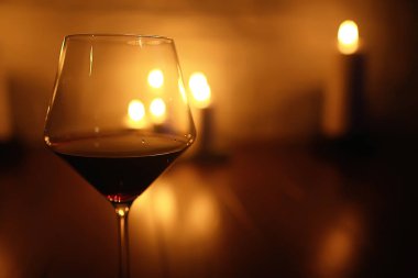 kırmızı şarap Restoran, bir bardak üzüm şarap servis bir tablo iç hizmet eden / romantik akşam yemeği cam