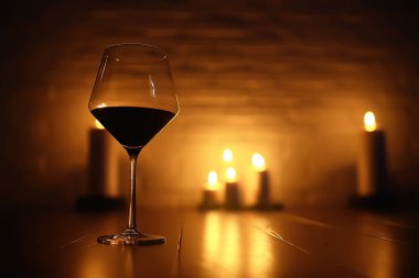 kırmızı şarap Restoran, bir bardak üzüm şarap servis bir tablo iç hizmet eden / romantik akşam yemeği cam