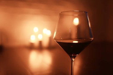 kırmızı şarap Restoran, bir bardak üzüm şarap servis bir tablo iç hizmet eden / romantik akşam yemeği cam