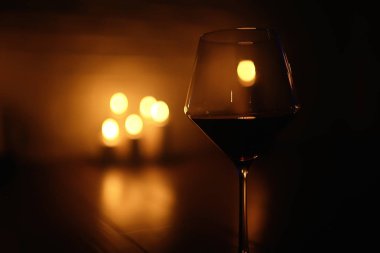 kırmızı şarap Restoran, bir bardak üzüm şarap servis bir tablo iç hizmet eden / romantik akşam yemeği cam