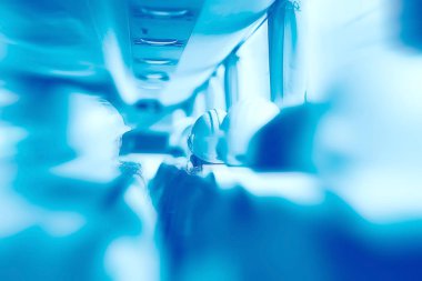 Grup işçi fabrikada kask içinde arkadan görüntülemek