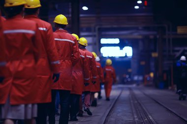 Grup işçi fabrikada kask içinde arkadan görüntülemek