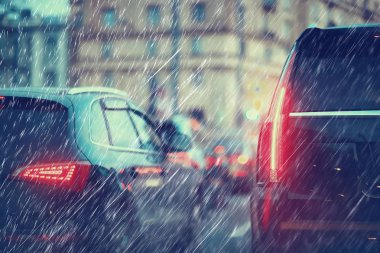 Kış karayolu, mevsimlik otomatik kavramı üzerinde trafik bulanık görünüm