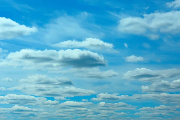 Σύννεφα Στον Καταγάλανο Ουρανό Έννοια Του Καθαρότητα Και Φρεσκάδα Της — Φωτογραφία Αρχείου