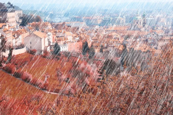 在捷克共和国的秋天风景 在布拉格的雨 红色屋顶 布拉格的全景在雨季秋天 天气寒冷 — 图库照片