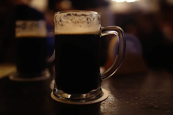 Becher Dunkles Bier Inneren Der Kneipe Pint Bier Mit Schaum — Stockfoto