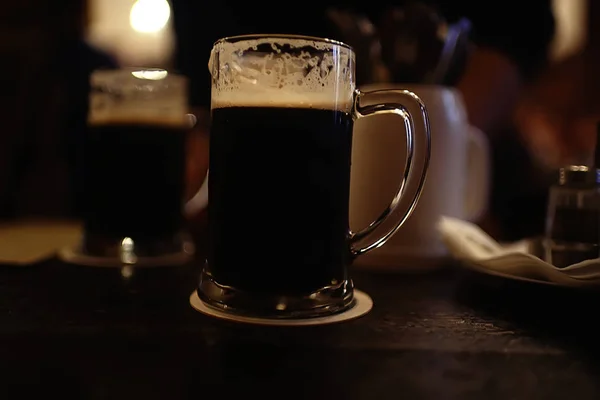 Becher Dunkles Bier Inneren Der Kneipe Pint Bier Mit Schaum — Stockfoto