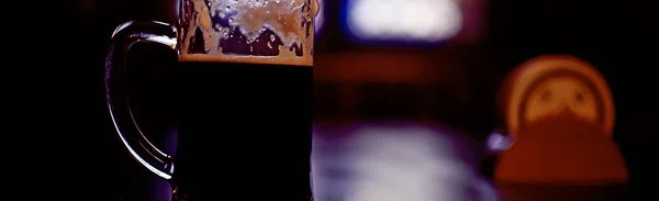 テーブルの上のビールのジョッキがぼやけて暗いレストランの背景 — ストック写真