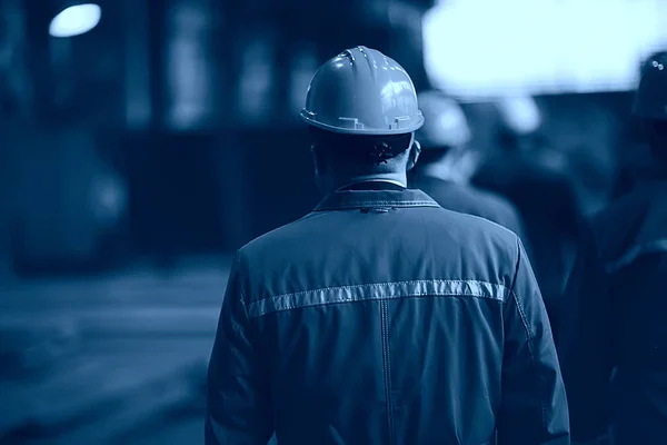 Grupo Trabalhadores Capacetes Fábrica Vista Parte Trás — Fotografia de Stock